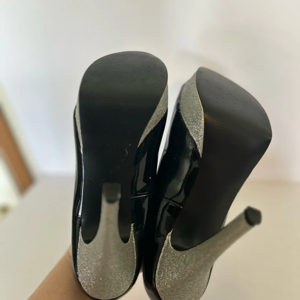 Guess Black and Silver Peep Toe HeelsSize 7